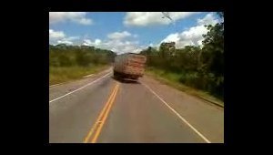 Бразильские дальнобойщики развлекаются на скорости 100 км в час