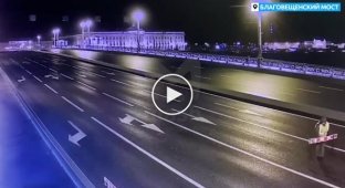 Машина депутата Госдумы Михаила Романова ночью пролетела Благовещинский мост в момент разводки