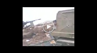 В сети появилось видео боя, в котором было уничтожено пять российских танков Т-64 и Т-72