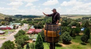 В ЮАР мужчина пытается побить странный рекорд и просидеть в винной бочке 80 дней (2 фото)