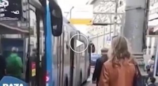 В Москве водитель автобуса отправил в нокдаун буйного пассажира