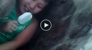 Суровый якутский ребенок ест мороженое на улице в -45