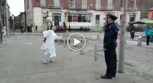 Ирландский полицейский посоревновался в чеканке мяча с монахиней