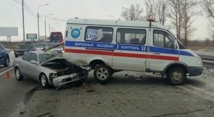 В Хакасии пьяный водитель протаранил машину дорожных служб (2 фото + 2 видео)