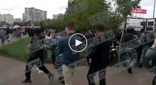 150 мигрантов собрались у ТЦ  Москва  из-за того что охрана избила их товарища (часть 2)