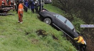 Угонщики разбили Mercedes-Benz актера Чарли Шина (8 фото)
