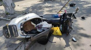 Водитель скутера выжил после серьезного столкновения с автомобилем (3 фото + 1 видео)