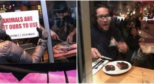 Владелец ресторана приготовил и съел оленину на глазах протестующих веганов (12 фото + 1 видео)