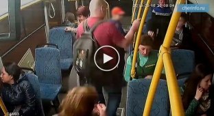Пассажир выбросил кондуктора из автобуса из-за нежелания платить за сына