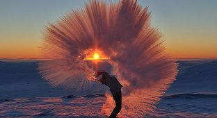 Вот что случится, если пролить горячий чай у полярного круга при температуре в 40 градусов ниже нуля (3 фото)