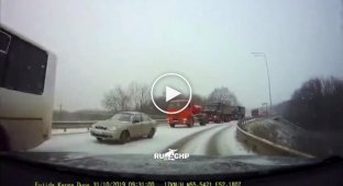 В Татарстане любитель шансона врезался в патрульную машину