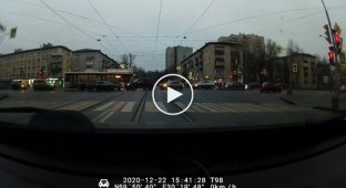 Не проскочил столкновение двух автомобилей в Санкт-Петербурге