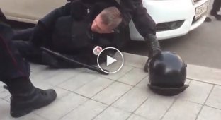 Избитый демонстрантами в Москве полицейский