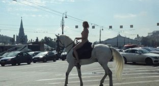 По центру Москвы проехала обнаженная девушка на белой лошади (4 фото)