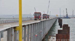 По рабочему мосту через Керченский пролив прошли первые грузовики (3 фото)