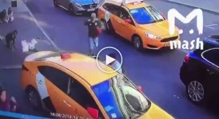 В Москве водитель такси совершил наезд на пешеходов