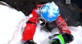 Лыжник едва не погиб, катаясь на неподготовленной трассе в Сочи - он провалился в 8-метровую яму