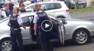 Семь полицейских пытаются задержать нарушителя