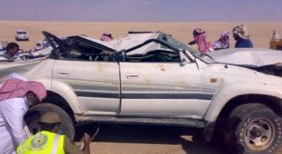 В Саудовской Аравии автомобиль упал в колодец (11 фото)
