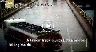 В Китае на сколькой дороге, цистерна вылетела с моста