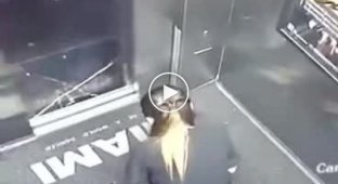 Неловкий момент в лифте