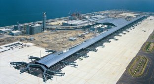 Самый длинный аэропорт в мире на искусственном острове (6 фото)