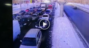 В Екатеринбурге перебегавшего дорогу школьника переехал внедорожник