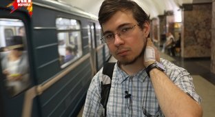 Молодой инженер вживил в руку проездной на метро (4 фото)
