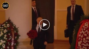 Бункерный политик прощается с одним из своих подданных, Жириновским