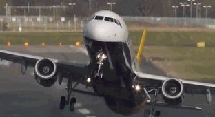 Опасные приземления самолетов (15 гифок)