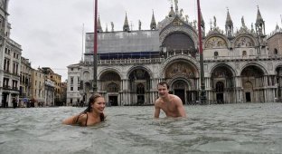 Сильнейшее наводнение в Венеции (10 фото)