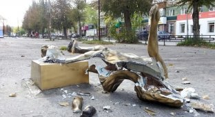 На Урале памятник бросающим детей отцам уничтожили через сутки (4 фото)