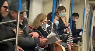 Меломан с колонкой на всю громкость слушает музыку в метро