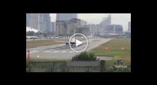 Взлет самолета в аэропорту Лондона
