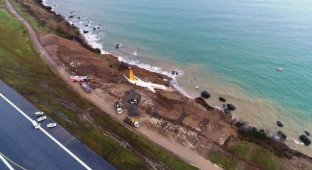 В Турции пассажирский самолет едва не съехал в Черное море со склона (3 фото + видео)