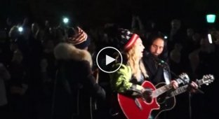 Мадонна выступила на улице с неожиданным концертом в поддержку Клинтон