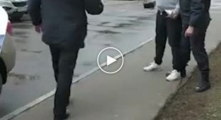 В Москве мужика скрутили за то, что он вышел прогуляться с ребенком вокруг дома
