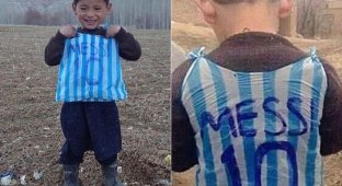 Мальчик в футболке из полиэтиленовых пакетов получил футболки от Лионеля Месси (7 фото)