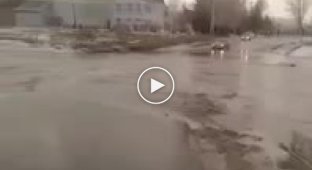 Отчаянный водитель бурный поток воды смыл автомобиль с дороги в Казахтане (мат)