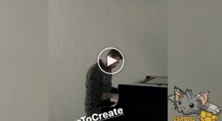 Лионель Месси сыграл гимн Лиги чемпионов на фортепиано