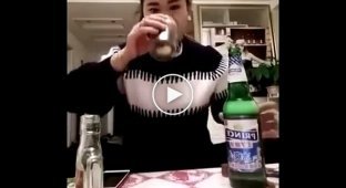 Азиатка уничтожает алкогольные напитки