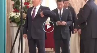 Назарбаев на саммите СНГ не захотел делать селфи с миллиардером
