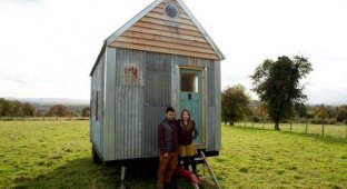 Пара построила уютный домик всего за $ 1500, используя строительные отходы и переработанную древесину (14 фото)