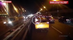 В Москве таксист отказался пропускать скорую помощь