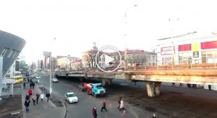 Видео, на котором видны последствия обвала Шулявского моста в Киеве