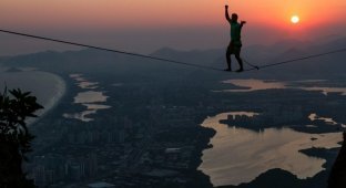 Не смотрите вниз: фотографии бесстрашных смельчаков над пропастью в Рио-де-Жанейро (10 фото)