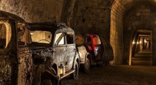 Заброшенный туннель под Неаполем, ставший склепом для автомобилей (9 фото)