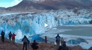 Обрушение массивной части ледника на глазах у туристов