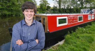 18-летний парень переделал старую лодку в плавучий дом (12 фото)