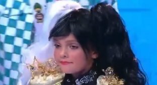 Филипп Киркоров привел дочь Аллу-Викторию на шоу "Модный приговор" и насмешил Сеть (8 фото + видео)